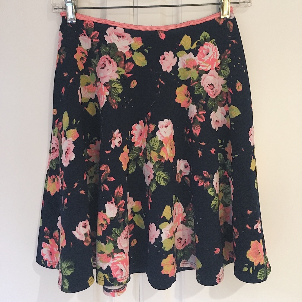 GENTLY USED | FLORAL STATEMENT SKIRT m